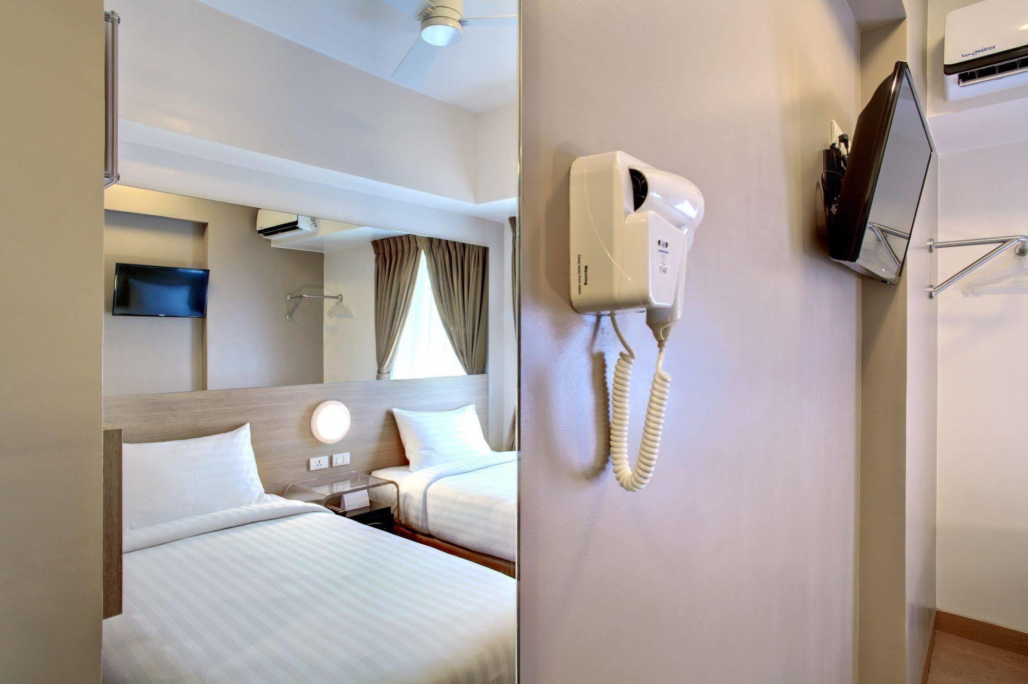 Red Planet Ortigas Hotel Mandaluyong Exterior photo